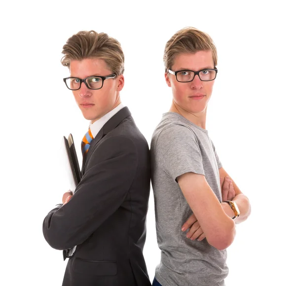 Männliche Zwillinge in schwarzer Krawatte und lässigem Anzug — Stockfoto
