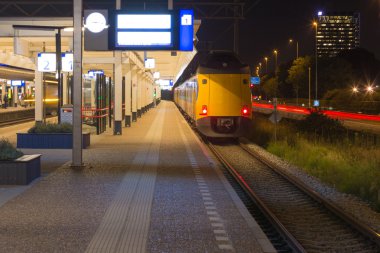 Amsterdam Hollanda demiryolu istasyonunda gece