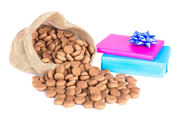 Bolso de yute con nueces de jengibre y regalos, una tradición holandesa en el evento Sinterklaas en diciembre — Foto de Stock