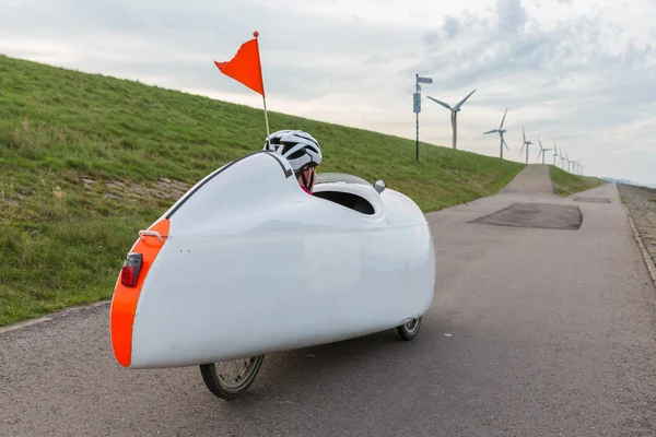 Bicicleta de velomobile ao longo da costa holandesa — Fotografia de Stock