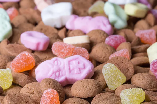 Hintergrund sind Ingwernüsse und Süßigkeiten. Süßigkeiten bei holländischer Sinterklaas-Veranstaltung — Stockfoto