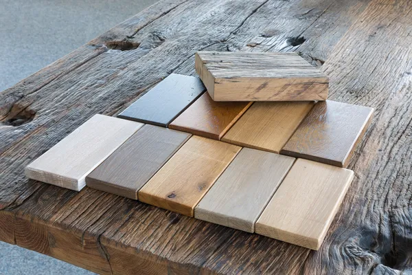 Voorbeelden van verschillende soorten hout in een meubelwinkel — Stockfoto
