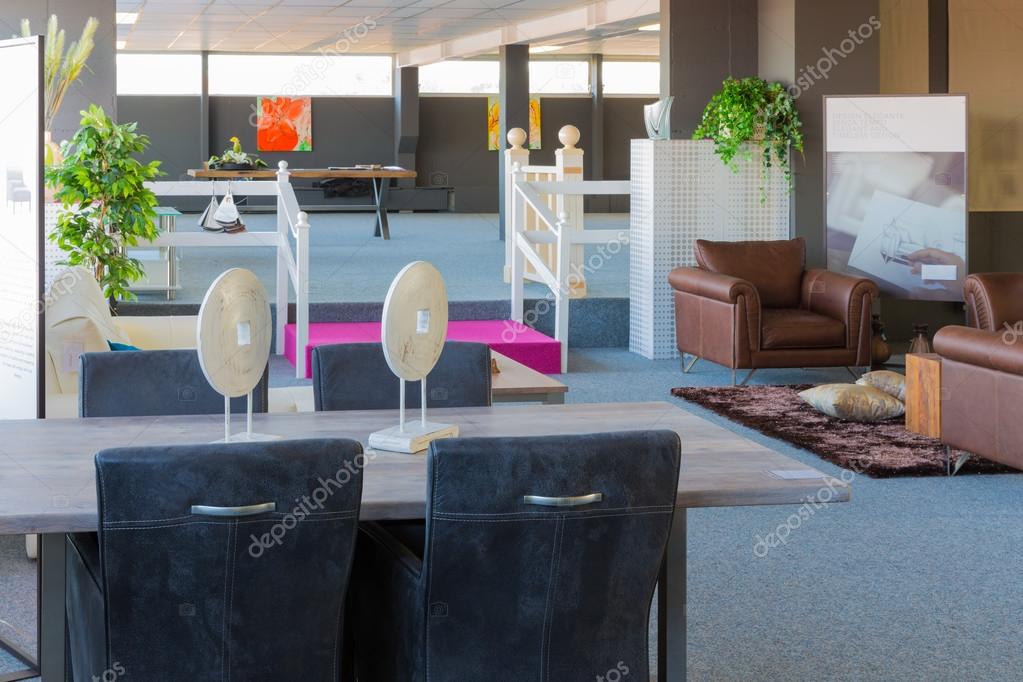 Showroom del negozio di mobili di lusso moderno — foto stock © kruwt ... Mobili di lusso moderni