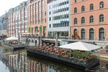 Hamburg, Almanya - 25 Nisan: kayan içme ve yemek yeme bilinmeyen kişi Teras hamburg şehir merkezinde 25 Nisan 2013 hamburg, Almanya