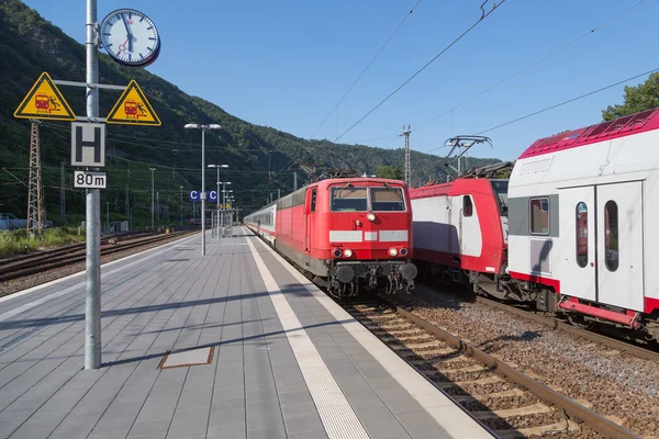 Comboio que chega à estação de Cochem, Alemanha — Fotografia de Stock