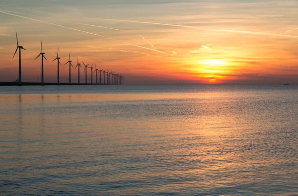 Nederländska off shore vindkraftverk under en vacker solnedgång — Stockfoto