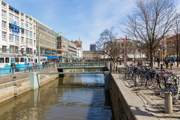 GOTEBORG, SUÈDE - 26 AVRIL : Des inconnus font du shopping dans le centre-ville de Goteborg avec un canal le 26 avril 2013 à Goteborg, Suède — Photo