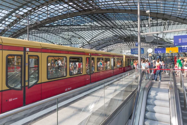 BERLIN, ALLEMAGNE - 25 JUILLET : Des navetteurs inconnus voyagent en train à la gare centrale de Berlin le 25 juillet 2013 dans la gare centrale de Berlin, en Allemagne — Photo