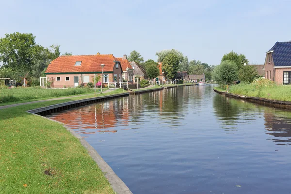 Kanál s domy ve venkovské krajině poblíž giethoorn, Nizozemsko — Stock fotografie