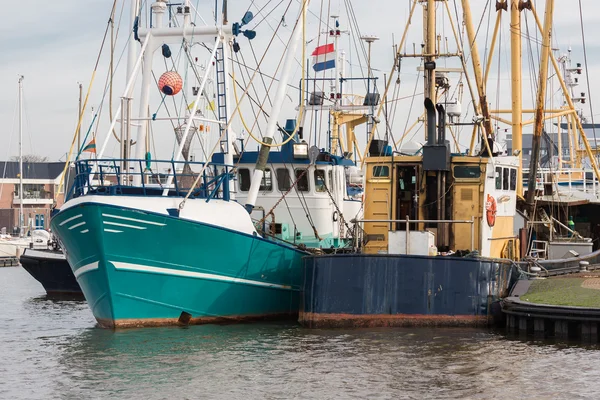 Nederlandse haven van urk met moderne visserij scharen — Stockfoto