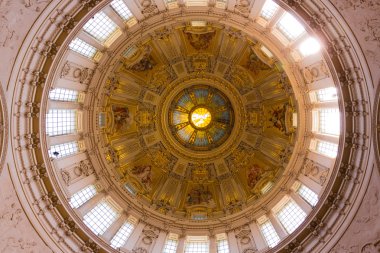 Berlin, Almanya - 22 Temmuz: çatı berliner dom, Berlin'in en büyük tarihi neo Barok Kilisesi ve kentin ana turistik cazibe üzerinde 22 Temmuz 2013 yılında berlin, Almanya