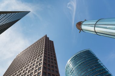 potsdamer platz de berlin yakınındaki modern gökdelenlerin yukarı doğru görünümü