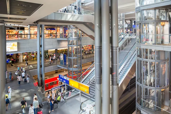 BERLIN, GERMANY - JULY 22: Tourists and workers are shopping and traveling at the central station of Berlin on July 22, 2013 in the central station of Berlin, Germany — Stock Photo, Image