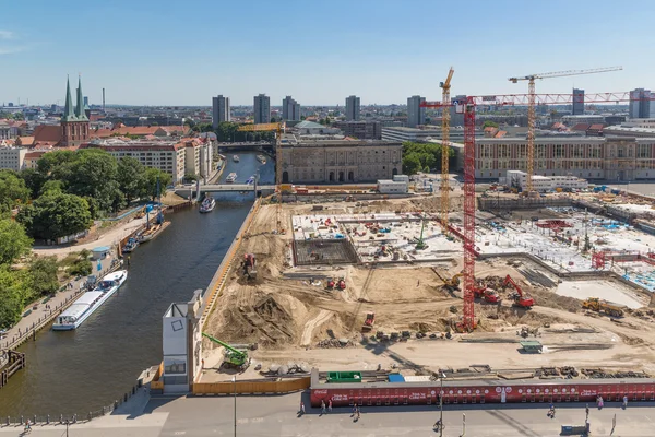 BERLIN, GERMANY - JULY 22: Aerial view building site of the Berliner Stadtschloss on July 22, 2013 in Berlin, Germany. The former Royal Palace destroyed in 1950 will be rebuild. The building is going — Stock Photo, Image