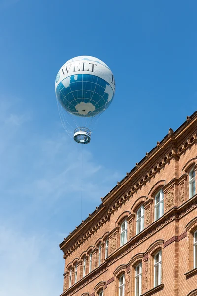 BERLIM, ALEMANHA - JULHO 24: O Balão Welt é um balão de ar quente que leva os turistas 150 metros para o ar acima de Berlim, em 24 de julho de 2013, em Berling Alemanha — Fotografia de Stock