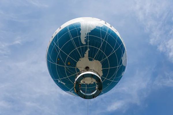 Berlin, Duitsland - 24 juli: de ballon welt is een hete luchtballon die toeristen 150 meter in de lucht boven Berlijn op 24 juli 2013 in berling Duitsland vindt — Stockfoto