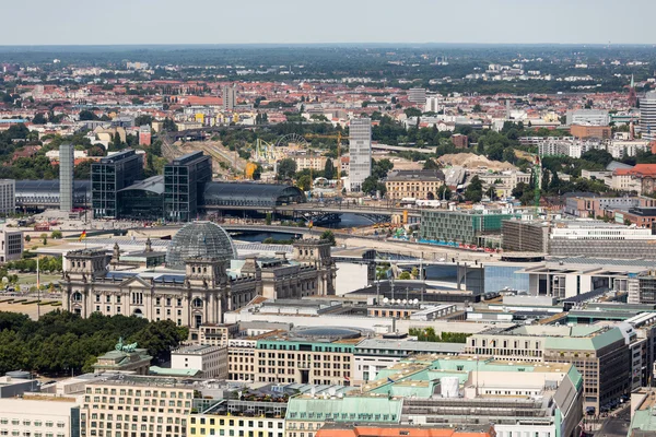 Letecký pohled na Berlín s Reichstagu a hauptbanhof — Stock fotografie