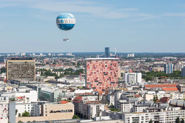 BERLINO, GERMANIA - 24 LUGLIO: Il Welt Balloon è una mongolfiera che porta i turisti a 150 metri sopra Berlino il 24 luglio 2013 a Berling Germania — Foto Stock