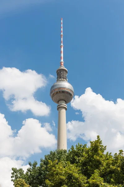 Fernsehturm berlin an einem strahlenden Sommertag — Stockfoto