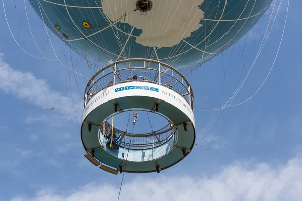 Berlin, Německo - 24. července: balon welt je horkovzdušný balón, který bere turisty 150 metrů do vzduchu nad Berlínem na 24 července 2013 v berling Německo — Stock fotografie