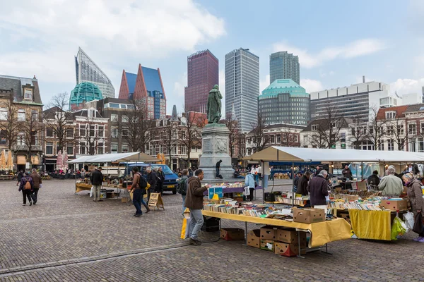 THE HAGUE, THE NETHERLANDS - MARCH 27: Unknown people at a bookmarket near the Dutch Government buildings on March 27, 2014 in The Hague, the Netherlands — Stock Photo, Image