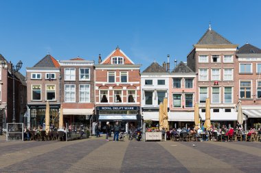 delft, Hollanda teraslar üzerinde oturan insanlar ile townscape