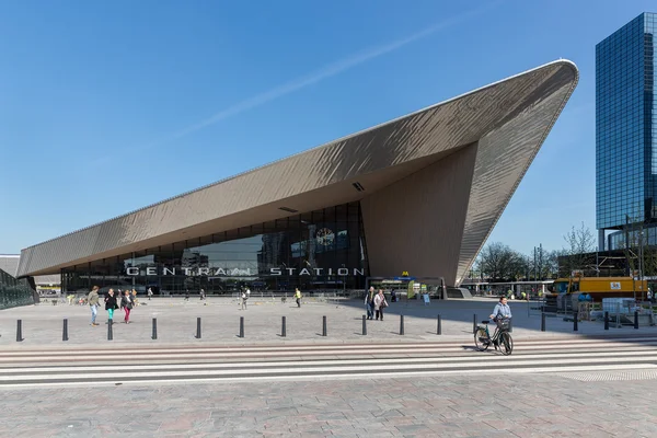 Новое в реконструкции центрального вокзала Роттердама, Нидерланды — стоковое фото