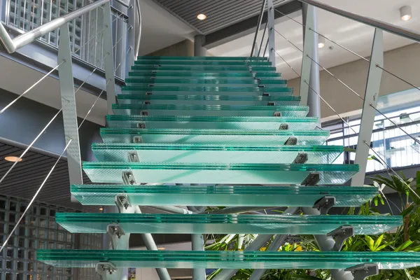 Escalera de cristal en un moderno edificio de oficinas —  Fotos de Stock