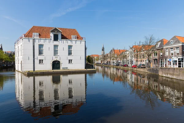 Stadtbild von Delft mit historischen Häusern und Armeemuseum, die Niederlande — Stockfoto