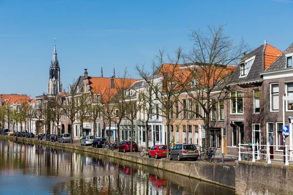 Paysage urbain de Delft avec canal et maisons historiques, Pays-Bas — Photo