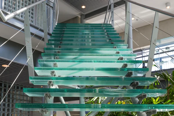 Escalier en verre dans un immeuble de bureaux moderne Photos De Stock Libres De Droits