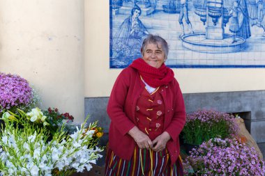ttraditional kadın çiçek Funchal, Portekiz bir pazarda satıyor