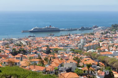 Portekizce Funchal büyük yolcu gemisi liman ile havadan görünümü