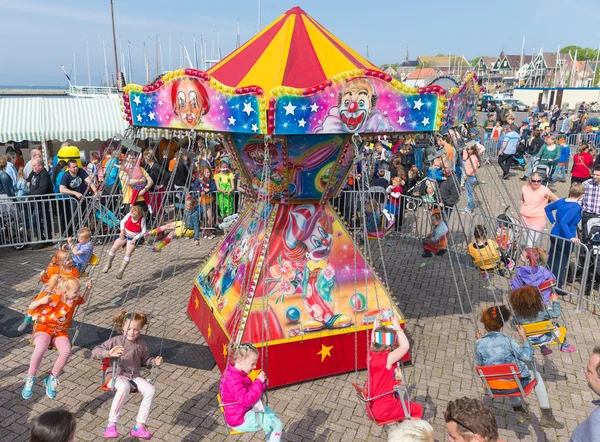 子供は、カルーセルで、オランダの国民の祝日で楽しい時を過す — ストック写真