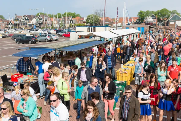 Personnes visitant un tarif lors d'une fête nationale néerlandaise — Photo