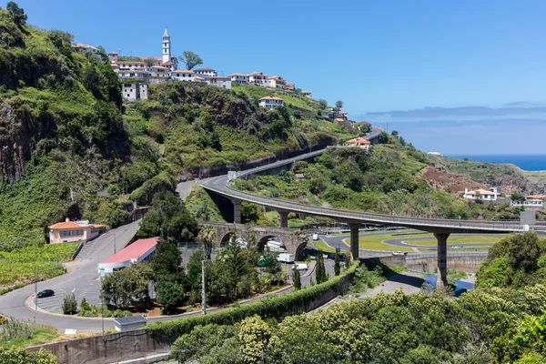 Paesaggio op Madeira con un'autostrada attraverso le montagne — Foto Stock