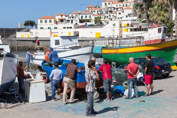 Harbor with fishermen and fishing ships in Funchal, Portugal — Stock Photo, Image