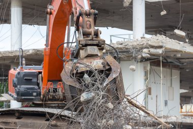 beton zeminler ve ayağı ile bir bina yıkılması