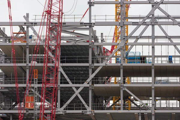 Site in opbouw van een nieuw gebouw van staal en beton vloeren — Stockfoto