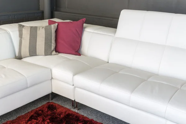 Sofá con tapicería blanca y dos almohadas — Foto de Stock