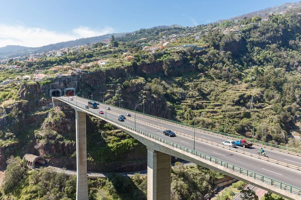 Pont avec autoroute à l'île de Madère, Portugal — Photo