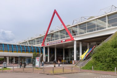 Hollandalı tren garının yakınında seyahat edenler