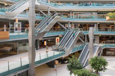 insanlar içinde büyük Hollandalı kapalı alışveriş merkezi alışveriş