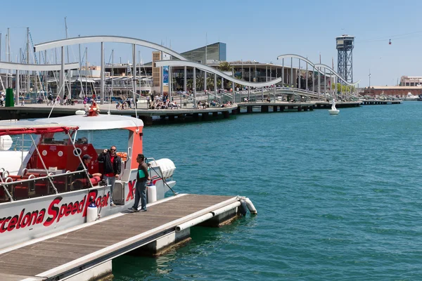 Přístav barcelona s turisty a turistické lodi — Stock fotografie