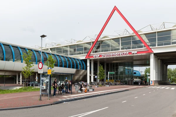 Reizigers wachten bij bushalte in de buurt van een Nederlands spoorwegstation — Stockfoto