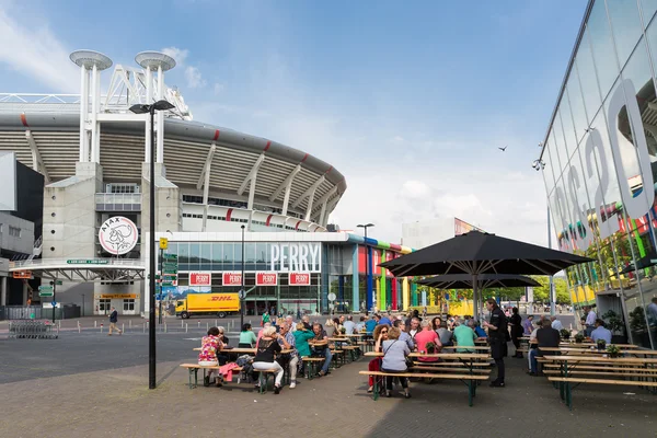 Menschen sitzen auf einer Terrasse in der Nähe eines holländischen Fußballstadions in Amsterdam — Stockfoto