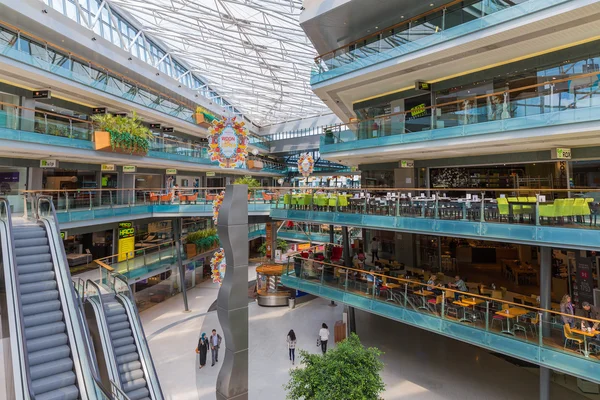 La gente fa shopping in un grande centro commerciale olandese — Foto Stock