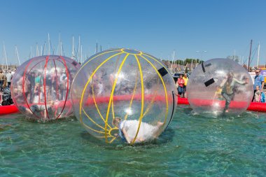 çocuklar su plastik balonların içinde balık yemekleri sırasında eğlenin