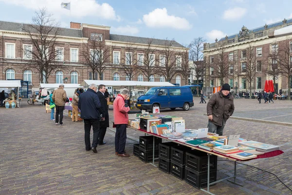 People at a bookmarket in The Hague, the Netherlands — Stock Photo, Image