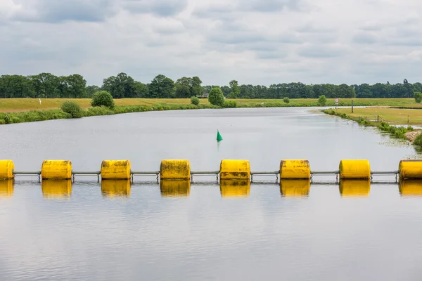 オランダの川 vecht で弾幕をフローティング — ストック写真